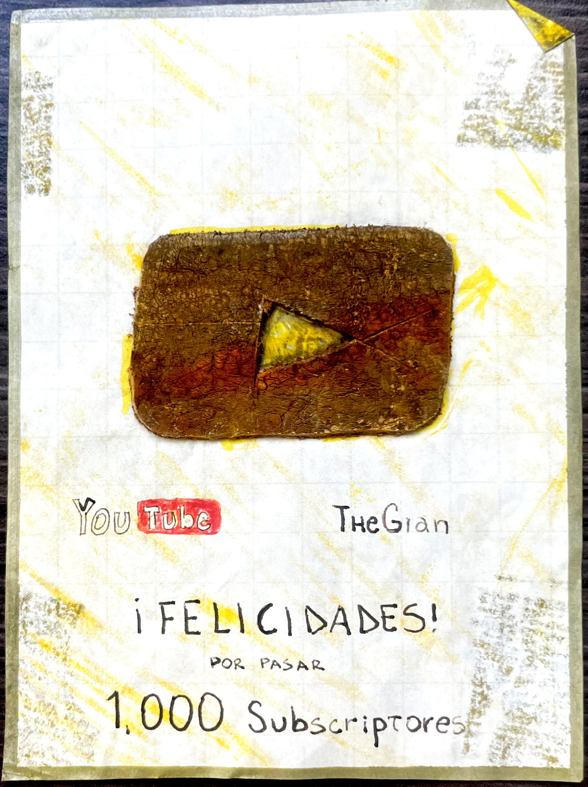 Placa de Youtube de papel y cartón regalada por compañeros (En realidad aún no llegaba a 1000 subs)